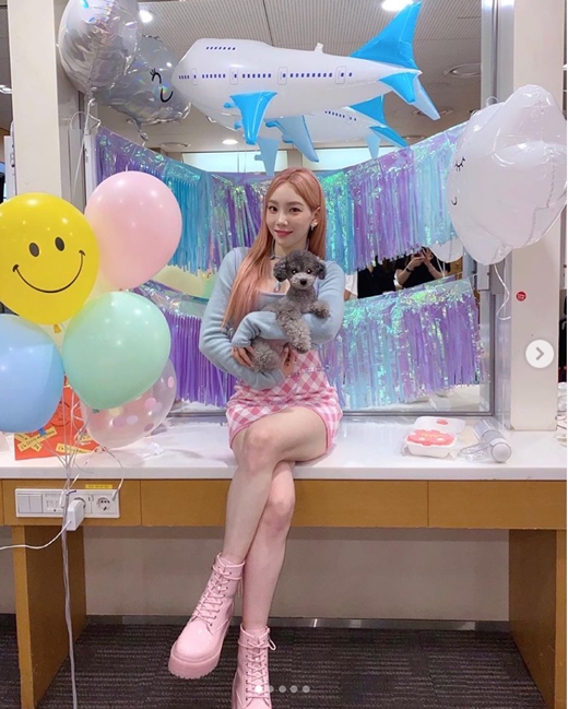 Girls Generation Taeyeon has emanated freshness.Taeyeon posted several photos on his instagram on the 9th with an article called Weekend.In the open photo, Taeyeon is wearing a pink hair and a white check skirt, and posing with a puppy wearing a pink shoes.The watery beautiful looks and the brightly colored freshness to the surroundings rob the eye.Meanwhile, Taeyeon released her new song Weekend on the 5th and made a comeback.