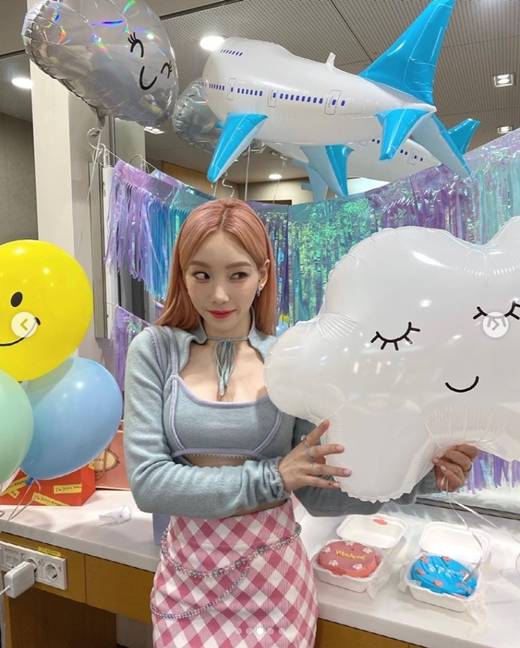 Girls Generation Taeyeon has emanated freshness.Taeyeon posted several photos on his instagram on the 9th with an article called Weekend.In the open photo, Taeyeon is wearing a pink hair and a white check skirt, and posing with a puppy wearing a pink shoes.The watery beautiful looks and the brightly colored freshness to the surroundings rob the eye.Meanwhile, Taeyeon released her new song Weekend on the 5th and made a comeback.