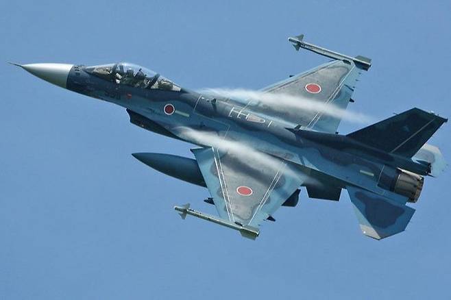 일본이 미국과 함께 공동개발한 F-2 전투기가 훈련을 위해 비행하고 있다. 록히드마틴 제공