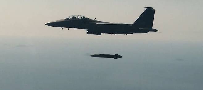 한국 공군 F-15K 전투기에서 타우러스 장거리 공대지미사일이 발사되고 있다. 세계일보 자료사진