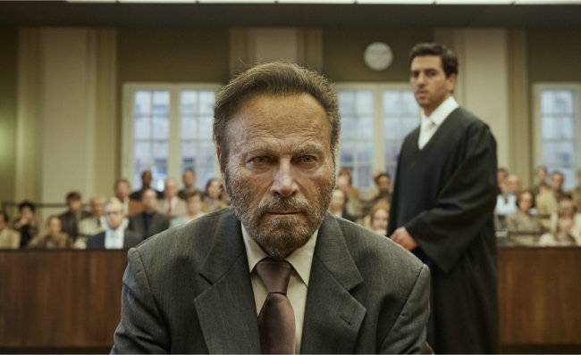 법정에 선 파브리치오 콜리니와 그를 변호하는 라이넨 변호사. [콘스탄틴 필름 제공]