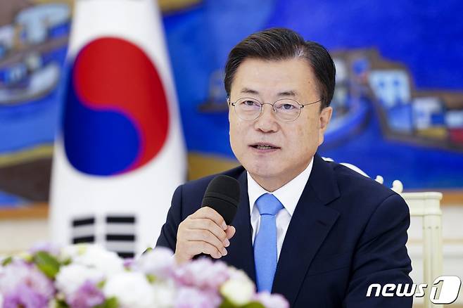 문재인 대통령이 9일 청와대 본관에서 방한 중인 미 의회 한국연구모임 '미 의회 코리아스터디그룹(CSGK)' 대표단을 접견, 발언하고 있다. 2021.7.9/뉴스1 © News1 이광호 기자