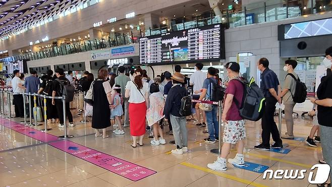 `11일 오전 서울 강서구 김포공항 출국 게이트에 시민들이 긴 줄을 서 있다. © 뉴스1