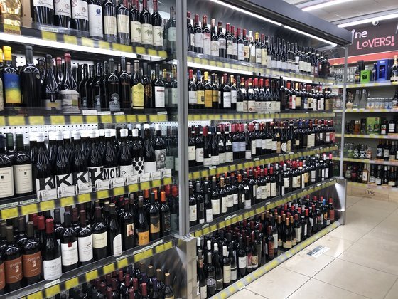 시장 안에 위치한 식자재 마트지만 와인만큼은 전문점 못지 않게 갖춰놔 와인 마니아들도 많이 찾는다. 사진 조양마트