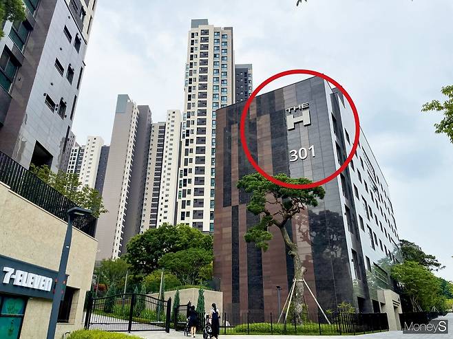 아파트 단지 내 분양주택과 임대주택을 함께 조성하는 소셜믹스에서 행복주택 입주민에 대한 차별이 심각하다는 지적이 계속되고 있다. /사진=강수지 기자