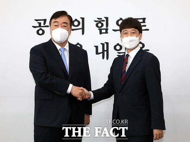 이준석 국민의힘 대표(오른쪽)와 싱하이밍 주한중국대사가 12일 오후 서울 여의도 국회에서 만나 기념촬영을 하고 있다. /국회=남윤호 기자