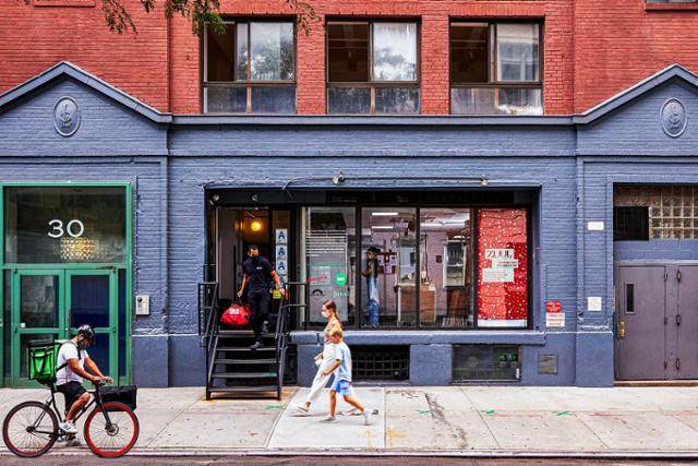 올해 초 미국 뉴욕 소호거리에 생긴 매장 없는 음식점 '줄'에서 직원이 음식을 배달하러 나오고 있다. 줄은 다양한 외식 브랜드의 음식을 픽업, 배달해 주는 온라인 플랫폼이다. 월스트리트저널 캡처