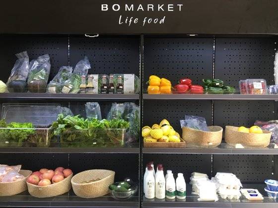 근처 수퍼에 구비되지 않은 물품을 중심으로 갖춰 상품 구성이 겹치지 않도록 노력한다. [사진 각 매장]