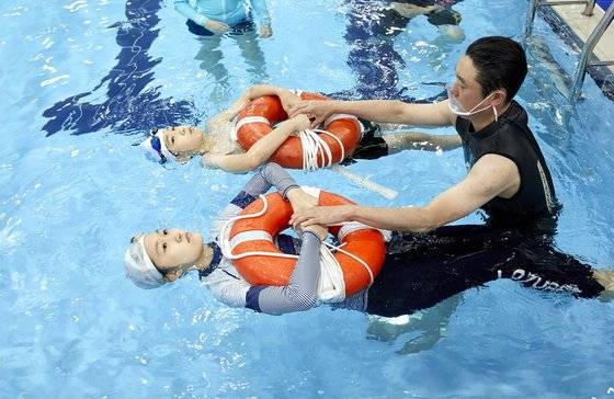 구명환은 보통 물에 빠진 사람에게 던진 뒤 줄을 당겨 끌어내기 위한 용도로 쓰지만, 줄을 풀지 않은 상태에서도 가운데를 손잡이처럼 잡아 물 위에 떠 있는 용도로 활용할 수 있다.