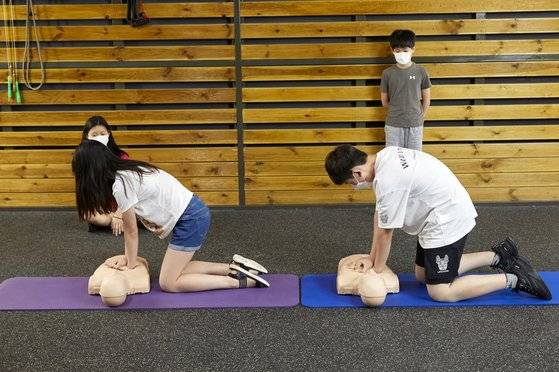 심폐소생술은 흉부 압박과 인공호흡으로 나뉘는데, 4분 안에 실시해야 환자의 생존 확률이 높아진다.