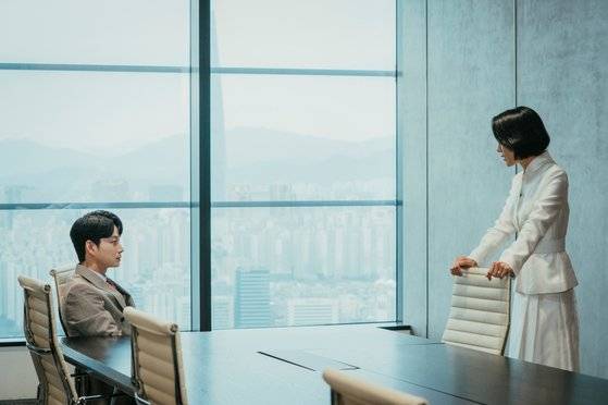 ‘마인’에서 형수 정서현(김서형)과 대치하는 모습. [사진 tvN]