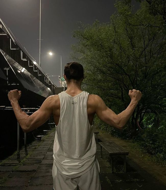 Actor Kim Ji-hoon has revealed his admirable muscles.Kim Ji-hoon posted several photos on July 11 with his article HIM on his instagram.In the public photos, Kim Ji-hoon, who left the park for exercise, was shown.Kim Ji-hoon, wearing shorts and a sleeveless top, was impressed by the wide shoulder, back muscles, clear arms, and abdominal muscles with a distinct six-pack.The netizens who watched the post responded such as It is great every day, It is very cool, Look at my blood.Actor Kim Ji-hoon made his debut with KBS drama Love You in 2002, and he played the role of psychopath Baek Hee-sung in TVN drama Flower of Evil last year, making a strong impression on viewers.