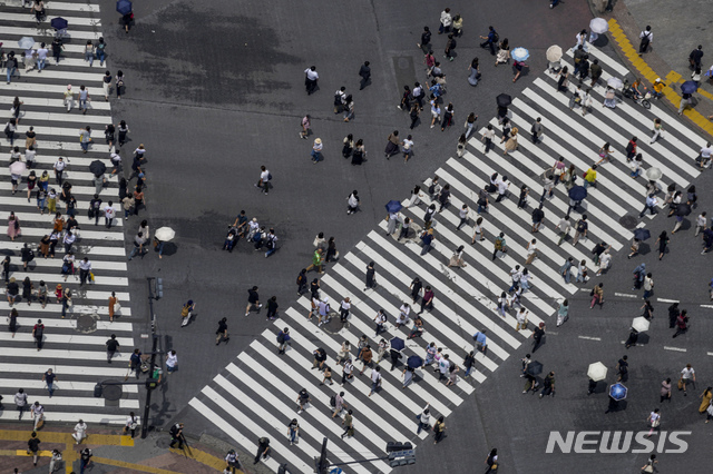 [도쿄=AP/뉴시스]지난 10일 일본 도쿄도의 한 횡단보도에서 시민들이 길을 건너고 있다. 2021.07.12.