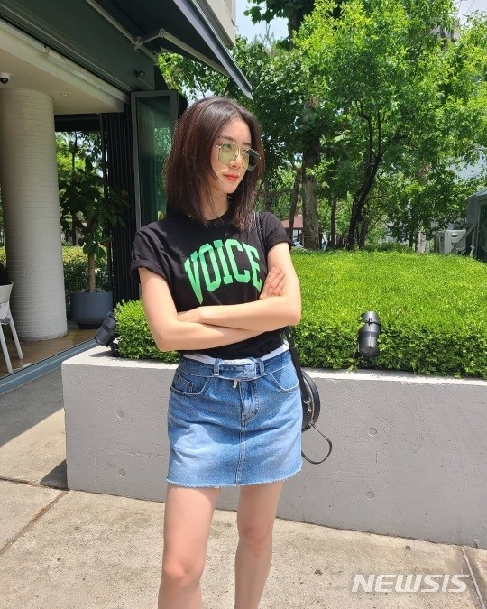 On the 12th, singer Hyeolim posted several photos on his instagram with an emoticon called .In the photo, Hyeolim is wearing a black short-sleeved T-shirt and a blue skirt, which gives a natural charm.In addition, sunglasses are used on a hot summer day to block ultraviolet rays while giving a fashionable feeling.Meanwhile, Hyeolim succeeded in marrying Taekwondo player Shin Min-chul last year after eight years of love.Last year, MBC I am going to lose if I envy real love, recently broadcasted MBN current affairs, and the cultural program Field Expo Special World appeared in the couple and collected topics.
