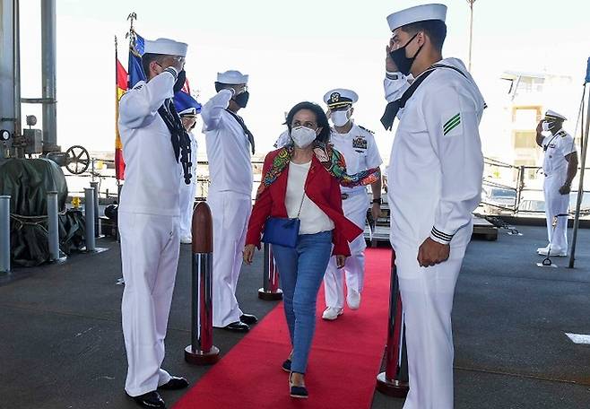 7일(현지시간)&nbsp;마르가리타 로블레스 스페인 국방장관(가운데)이 대서양의 미국 해군 군함&nbsp;‘허셸&nbsp;우디 윌리엄스’호에 승선하자 승조원들이 거수경례를 하고 있다. 미 해군 홈페이지