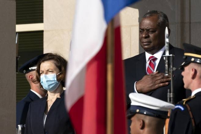 9일(현지시간)&nbsp;플로랑스 파를리 프랑스 국방장관(왼쪽)이 미국을 방문해 로이드 오스틴 미 국방장관과 나란히 의장대를 사열하고 있다. 알링턴=AP연합뉴스