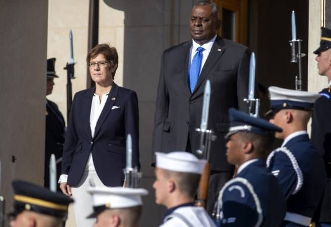 6월30일(현지시간) 미국 국방부 청사를&nbsp;찾은&nbsp;안네그레트 크람프-카렌바우어 독일 국방장관(왼쪽)이 로이드 오스틴 미 국방장관과 의장대를 사열하고 있다. 알링턴=EPA연합뉴스