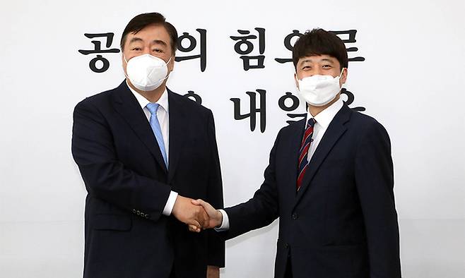 국민의힘 이준석 대표(오른쪽)가 12일 서울 여의도 국회에서 싱하이밍 주한 중국대사를 접견, 악수하고 있다. 연합뉴스