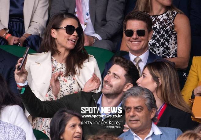 ▲ 윔블던 테니스 경기를 관람하러 온 톰 크루즈(사진 오른쪽)와 헤일리 앳웰 앞에서 커플이 인증사진을 촬영하고 있다. ⓒ게티이미지