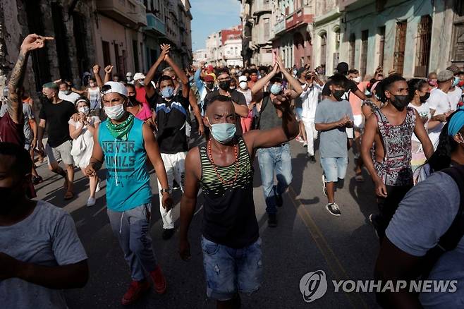 반정부 구호 외치는 쿠바 시위대  [로이터=연합뉴스]