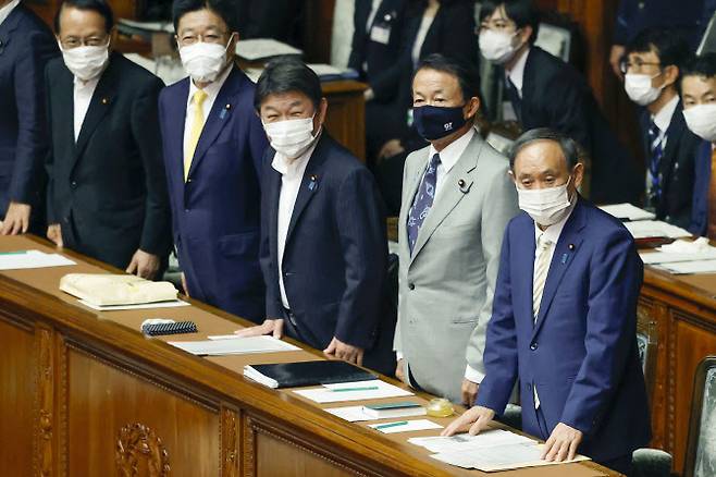 スがヨシヒデ(右側) 総理の支持率が集権以後最低誌を記録した. (写真= 連合ニュース)