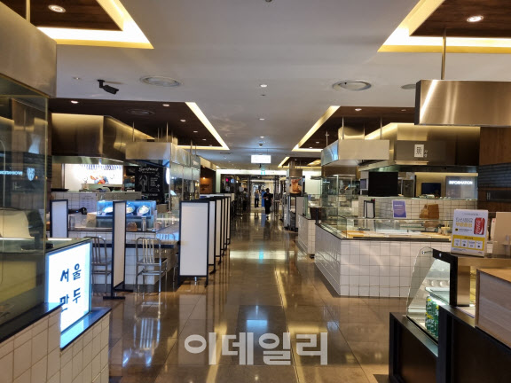 13일 오후 서울 삼성동 현대백화점 무역센터점 지하1층 식품관 전경(사진=윤정훈 기자)