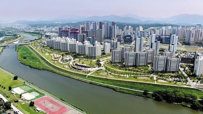 경기 동북부 신흥 주거지로 떠오른 남양주 다산신도시를 하늘에서 내려다본 모습. 다산신도시는 지하철 8호선 연장(별내선)과 9호선·GTX-B노선 등 풍부한 교통 호재에 힘입어 전용 84㎡ 아파트값이 올 들어 10억원을 넘어 남양주에서 가장 집값이 비싼 곳이 됐다. /태영건설