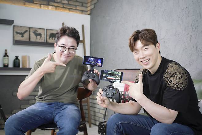 임요환(오른쪽)과 게임 유튜버 G식백과가 SKT 5GX 클라우드 게임을 소개하고 있다.