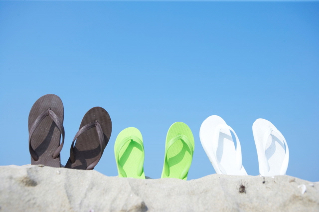 족저근막염은 여름에 환자수가 많다. 여름엔 잦은 야외활동과 함께 쿠션 없는 슬리퍼나 샌들, 플랫슈즈 등 밑창이 얇고 딱딱한 신발을 자주 착용하는 것이 원인으로 분석된다. /클립아트코리아 제공