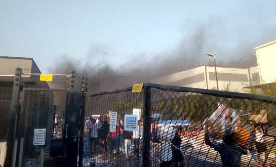 12일 군중에 의해 불타고 약탈당하는 남아프리카공화국 더반 LG전자 공장. [사진 교민 제공=연합뉴스]