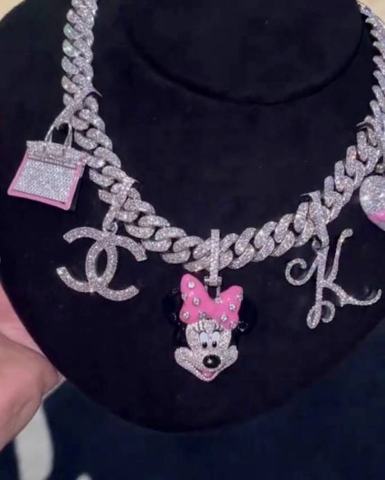 래퍼 카디비가 딸 컬처 키아리의 3번째 생일 선물로 준비한 다이아몬드 체인 목걸이./사진=카디비 인스타그램