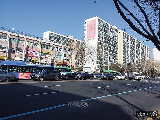 강남 대표 재건축 예정 아파트인 대치동 은마. 국회 국토교통위원회는 지난 12일 국토법안심사소위원회를 열어 '도시 및 주거환경정비법' 개정안 가운데 재건축 조합원에게 2년 실거주 의무를 부여하는 내용을 제외하기로 했다. /사진=김노향 기자