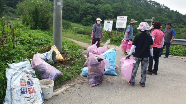 ▲주민들이 자발적으로 마을 곳곳에 쌓여있는 생활 쓰레기들을 수거하고 재활용품 분리배출 방법을 홍보하고있다.ⓒ옥산면 이장협의회