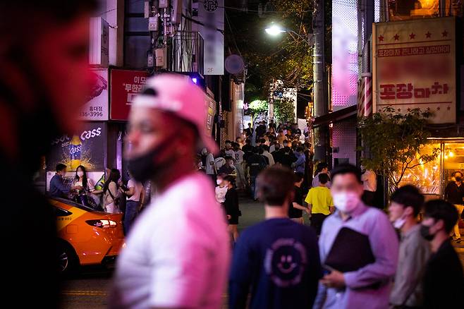 주말을 앞둔 7월2일, 음식점과 술집이 모여 있는 서울 마포구 홍대 일대의 밤 풍경. ⓒ시사IN 신선영