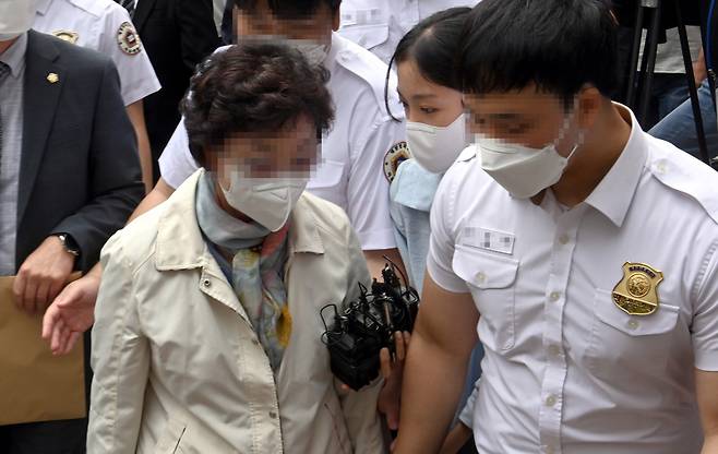 요양병원을 개설하고 요양급여를 편취한 혐의를 받는 윤석열 전 검찰총장의 장모 최아무개씨가 7월2일 경기도 의정부시 가능동 의정부지방법원에서 열린 1심 선고공판에 출석하고 있다. ⓒ 연합뉴스