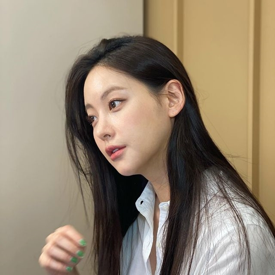 Actor Oh Yeon-seo shows off Cheongsun Beautiful looksOh Yeon-seo posted several photos on his Instagram on the afternoon of the 13th.In the public photos, Oh Yeon-seo is wearing a white shirt and jeans. Especially, Cheongsunmi is highlighted in unglamorous makeup.The pure beauty of this area reminds me of Oh Yeon-seo.On the other hand, Oh Yeon-seo played the role of the heroine Lee Min-kyung in the original Kakao TV drama Crazy X of this area which last June.