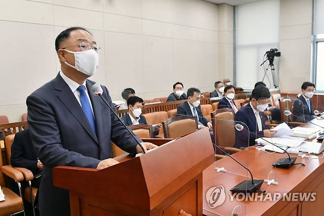 제2차 추경안 제안설명하는 홍남기 경제부총리 (서울=연합뉴스) 하사헌 기자 = 홍남기 부총리 겸 기획재정부 장관이 13일 서울 여의도 국회에서 열린 기획재정위 전체회의에서 제2차 추경안 관련 제안설명을 하고 있다. 2021.7.13 toadboy@yna.co.kr