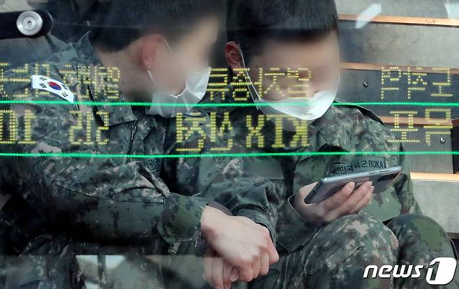 서울역 대합실에서 휴대전화를 보고 있는 군 장병. 2020.11.23/뉴스1 © News1 이동해 기자