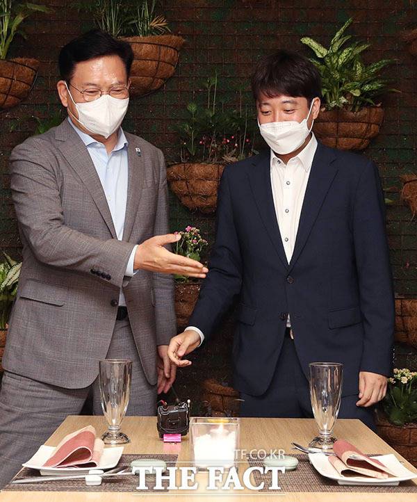 민주당 송영길 대표와 국민의힘 이준석 대표가 12일 서울 여의도의 한 식당에서 만찬 회동을 하고 있다. /남윤호 기자