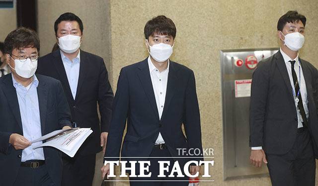 이준석 국민의힘 대표는 전 국민 재난지원금 지급 여야 대표 합의를 번복, 파문을 일으키면 리더십도 도마에 오르고 있다./국회=남윤호 기자