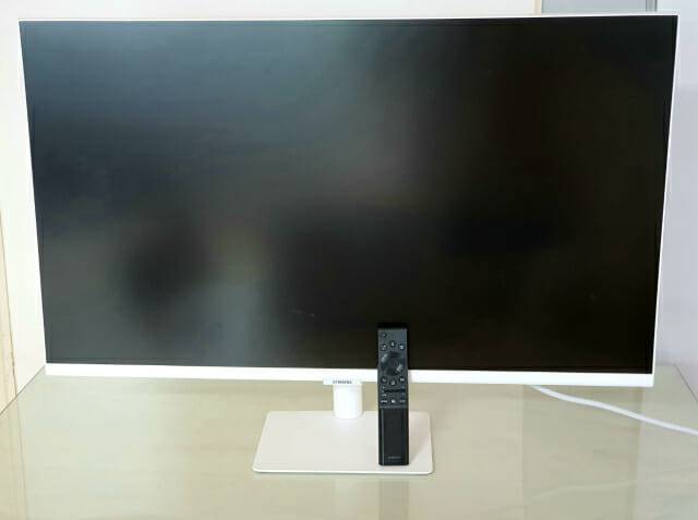 삼성 스마트모니터 M5 32형 화이트 에디션. HDMI케이블과 스마트리모컨이 제공된다. (사진=지디넷코리아)