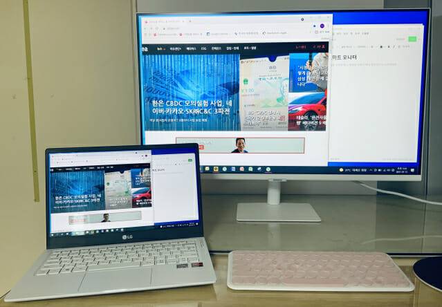 삼성전자 스마트모니터와 노트북을 연동한 모습. 키보드는 블루투스로 모니터 자체와 연결했다. (사진=지디넷코리아)