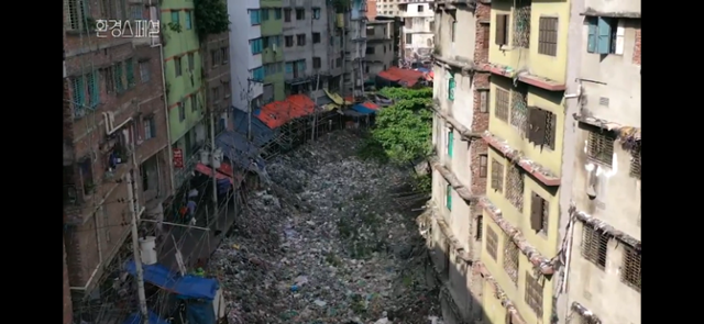 국내 유일의 환경 전문 다큐멘터리 KBS '환경스페셜'의 '옷을 위한 지구는 없다' 편은 쉽게 사서, 무심코 버린 옷 한 벌의 행방을 쫓는다. 아프리카 가나의 수도 아크라에는 전 세계에서 수입된 헌옷이 쌓이고 쌓여 강을 이루고 있다. 방송 캡처