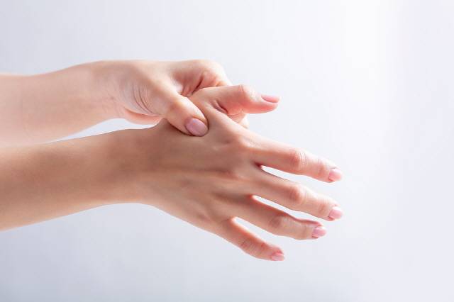 아침에 일어났을 때 관절이 뻣뻣해 움직이기 어려움 강직 증상이 나타나면 류마티스 관절염을 의심해볼 필요가 있다./사진=클립아트코리아