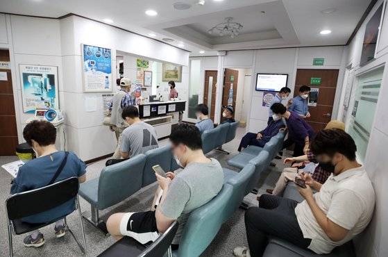 지난달 10일 30세 이상 예비군 등에 대한 얀센 백신 접종을 시작한 서울 시내의원에서 백신 접종을 기다리는 시민. 사진 연합뉴스