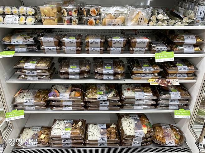 14일 2020 도쿄올림픽 취재진이 머물고 있는 도쿄 분쿄구 미디어호텔 인근 편의점 도시락 코너. 사흘간의 자가격리 기간동안 15분 한정 편의점 방문과 배달음식 이용은 가능하다.  2021. 7. 14 도쿄=올림픽사진공동취재단