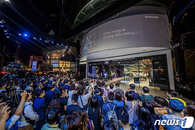 지난해 3월15일(현지시간) 삼성전자가 베트남 호치민시에 오픈한 브랜드 체험 공간 '삼성 쇼케이스'. 비텍스코파이낸셜 타워에 약 1100㎡(약330여 평) 규모로 마련됐다./사진=뉴스1(삼성전자 제공)