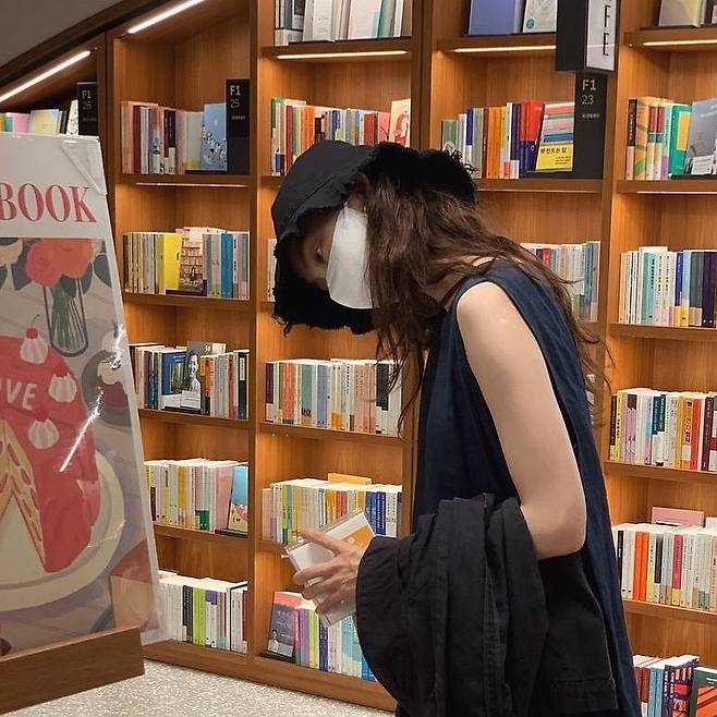 Actor Shin Hyon-bin reveals daily lifeShin Hyon-bin released a picture on his personal Instagram on July 14.In the photo, Shin Hyon-bin stops at a bookstore and is shopping.The vintage bucket hat, as if conscious of the surrounding gaze, attracts attention, but the big eyes and slim body between the mask and the hat emit her own aura.The netizens who watched the photos showed interest in her daily life such as Winter Sam and I am going to be a teacher in the winter along with drama and immersion comments such as My sister is so beautiful and I wonder what book she reads.On the other hand, Shin Hyun-bin is appearing in the popular TVN drama Spicy Doctor Life Season 2, which is being aired in the popular winter.Recently, JTBCs new drama The youngest son of the chaebol is being proposed and is under consideration.