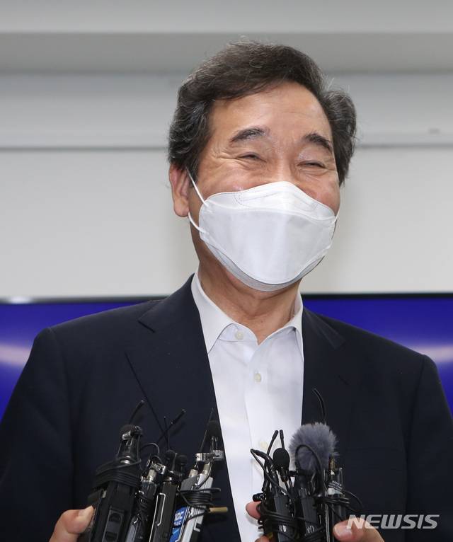 [춘천=뉴시스] 김경목 기자 = 14일 오후 이낙연 더불어민주당 대선 경선 후보가 강원도 춘천시 일자리재단에서 가진 브리핑에서 밝은 표정을 짓고 있다. 2021.07.14. photo31@newsis.com