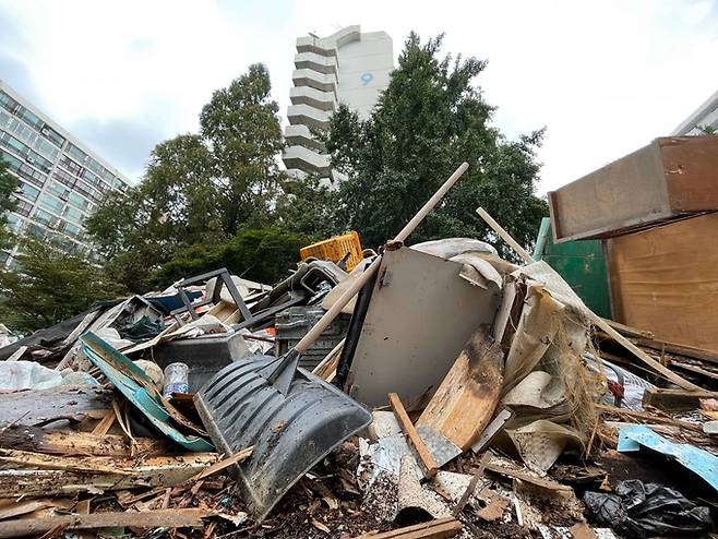 지난 9일 오전 서울 대치동 은마 아파트 지상 주차장의 한복판에 쓰레기가 쌓여있다.